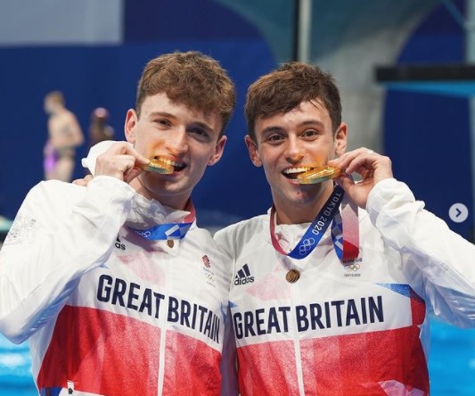 金メダルを獲得したマティ・リー選手とトム・デイリー選手（画像は『Tom Daley　2021年7月26日付Instagram「OLYMPIC CHAMPIONS!」』のスクリーンショット）
