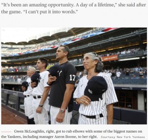 選手と並んでグラウンドに立つグウェンさん（画像は『TODAY　2021年6月29日付「At age 70, Yankees fan gets to live out her dream of being a bat girl」（Courtesy New York Yankees）』のスクリーンショット）