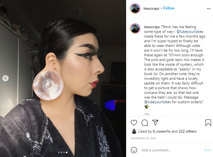 カスタムメイドの耳飾り（画像は『jenn　2020年11月20日付Instagram「79mm has me feeling some type of way」』のスクリーンショット）