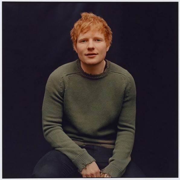 9時就寝のイクメンパパへと変化を遂げたエド・シーラン（画像は『Ed Sheeran　2021年6月25日付Instagram「I’ve never liked photo shoots but they bought me a nice jumper」』のスクリーンショット）