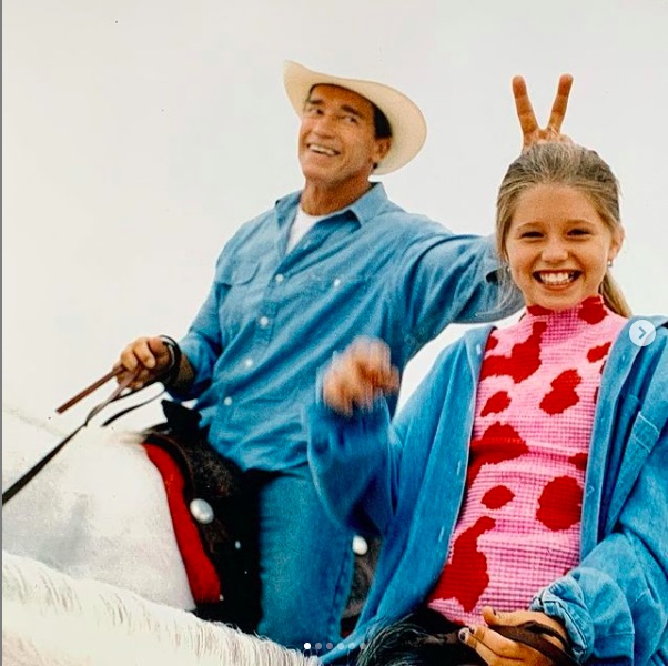 愛娘キャサリンさんと乗馬を楽しむお茶目なアーノルド（画像は『Katherine Schwarzenegger　2021年7月31日付Instagram「HAPPY BIRTHDAY DADDY!」』のスクリーンショット）