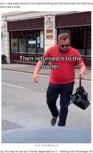 盗まれたバッグを手にして戻ってきたダレンさん（画像は『LADbible　2021年8月4日付「Bystander Steps In To Save Woman’s Bag After Man ‘Steals It’ On The Street」（Credit: TikTok/＠thisdizbiz）』のスクリーンショット）