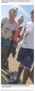 全員が膝や腰の下あたりまで泥に浸かってしまった（画像は『Metro　2021年8月6日付「Boy, 2, traumatised after getting trapped in quicksand on family trip to beach」（Picture: Liverpool Echo）』のスクリーンショット）