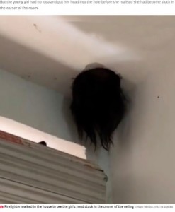 まるでホラー映画？（画像は『The Daily Star　2021年8月29日付「Girl gets head stuck in ceiling like horror movie in hilarious freak accident」（Image: Weibo/China Fire Brigade）』のスクリーンショット）