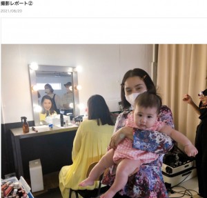 “バブ子”を抱く平野ノラの母親（画像は『nora　2021年8月20日付オフィシャルブログ「撮影レポート（2）」』のスクリーンショット）