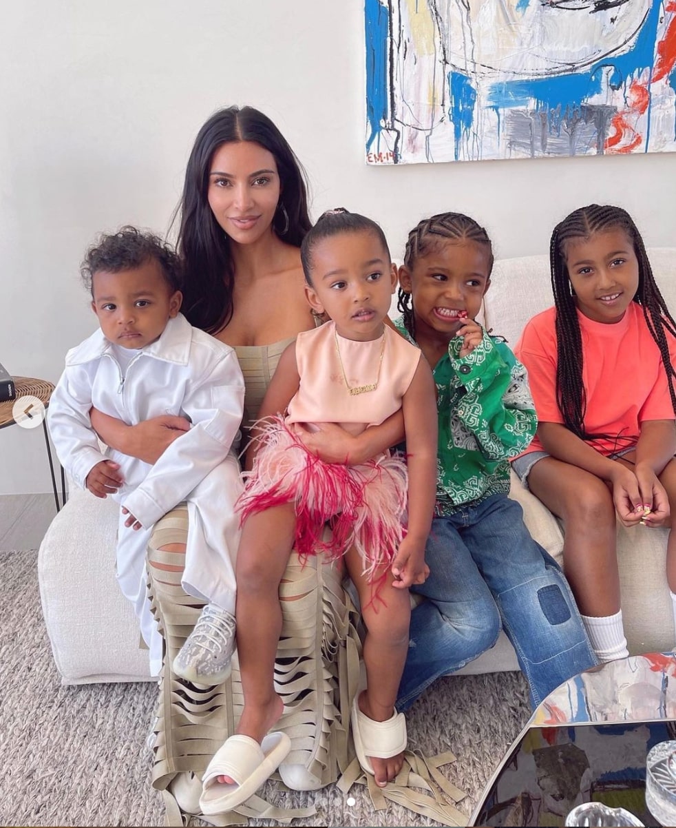 キム・カーダシアンと子供達（画像は『Kim Kardashian West　2021年4月11日付Instagram「Tucked in tight, it’s my heart where you’ll stay.」』のスクリーンショット）