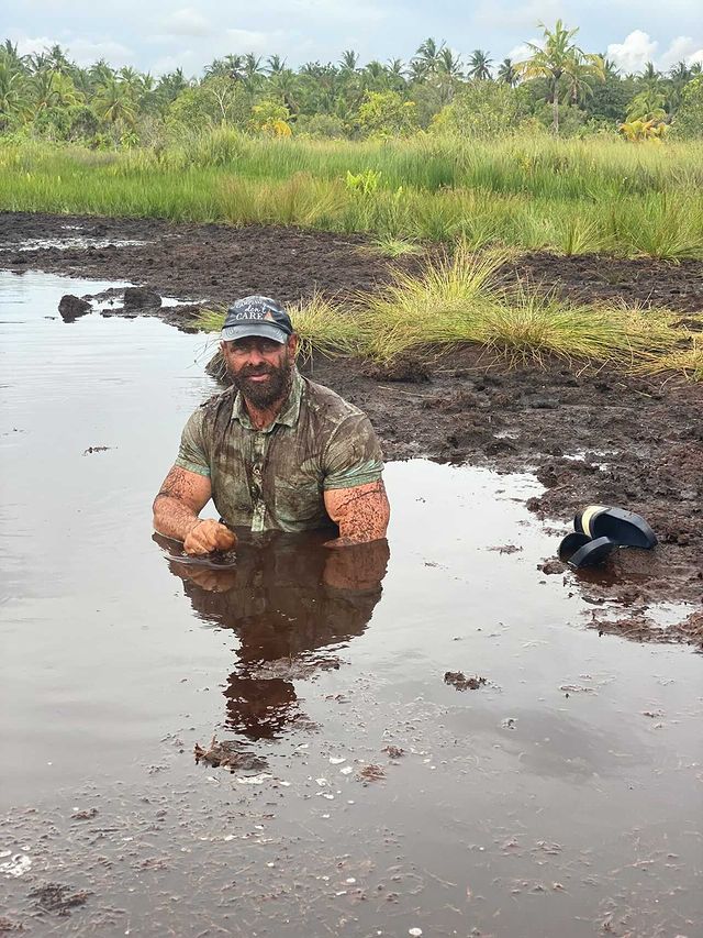 水底の泥から足を引き抜き、ようやく水面に出たマーティンさん（画像はマーティン・ルイスさん提供）