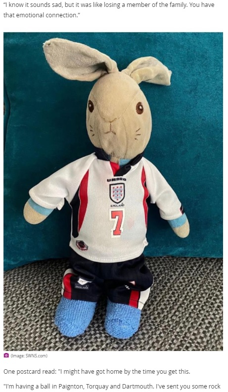 ベッカムのユニフォームを着た思い入れのあるぬいぐるみ（画像は『Birmingham Mail　2021年8月2日付「Boy who lost Peter Rabbit toy on bus bombarded with postcards from people saying they are Peter and are on holiday」（Image: SWNS.com）』のスクリーンショット）