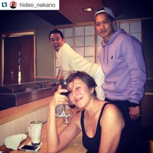 RIKACOとSWAY（右）：中野英雄撮影（画像は『SWAY　2016年1月23日付Instagram「LAST NITE RIKACOさんと」』のスクリーンショット）