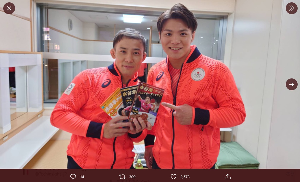 水谷隼カレーを手にした金メダリストの柔道・高藤直寿選手と阿部一二三選手（画像は『高藤直寿TAKATO NAOHISA　2021年8月10日付Twitter「水谷さんカレーありがとうございます」』のスクリーンショット）