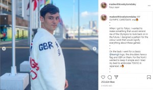 右肩に入れた「GBR」の文字（画像は『Tom Daley　2021年8月5日付Instagram「MY OLYMPIC CARDIGAN!」』のスクリーンショット）