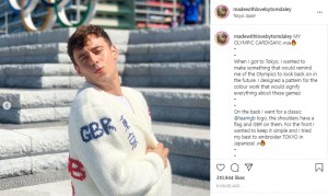 カーディガンを着てポーズを取るトム（画像は『Tom Daley　2021年8月5日付Instagram「MY OLYMPIC CARDIGAN!」』のスクリーンショット）