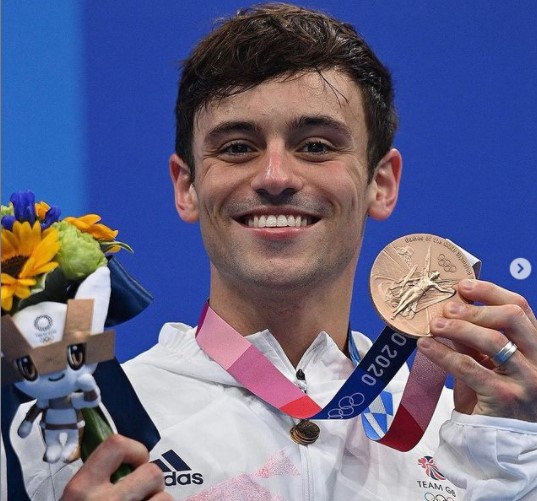 東京五輪で2個目のメダルを手にしたトム・デイリー選手（画像は『Tom Daley　2021年8月7日付Instagram「MY TWO MOODS…MY 4th OLYMPIC MEDAL!」』のスクリーンショット）