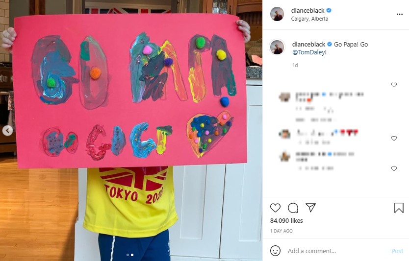 手書きのポスターで応援するロビーくん（画像は『Dustin Lance Black　2021年8月7日付Instagram「Go Papa！　Go ＠TomDaley!」』のスクリーンショット）