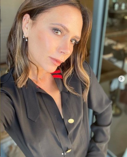 長男の挙式で着たドレス姿を初披露したヴィクトリア・ベッカム（画像は『Victoria Beckham　2021年7月27日付Instagram「＃VBAW21 and a full ＠victoriabeckhambeauty beauty look」』のスクリーンショット）