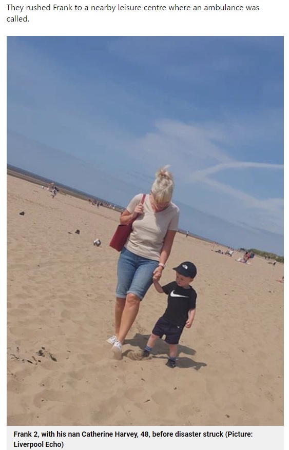 天気の良い砂浜で過ごした一家の休日は、トラウマの一日となってしまった（画像は『Metro　2021年8月6日付「Boy, 2, traumatised after getting trapped in quicksand on family trip to beach」（Picture: Liverpool Echo）』のスクリーンショット）
