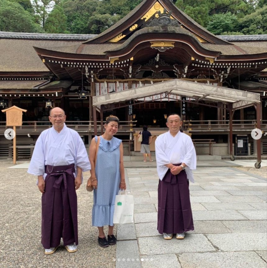 奈良県の大神神社を訪れた吉本ばななさん（画像は『Yoshimoto Banana　2021年8月30日付Instagram「旅のスピンオフ写真。」』のスクリーンショット）