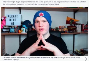 「仕事が見つからない」と悩むクリスさん（画像は『The Mirror　2021年9月2日付「Unemployed man rejected 300 times pays £400 for ‘hire me’ billboard but still has no job」（Image: Pop Culture Shock / Caters News Agency）』のスクリーンショット）