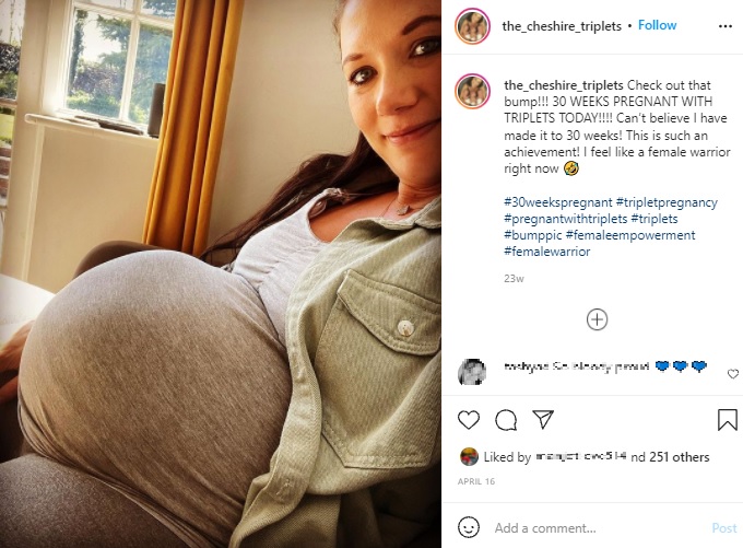 妊娠30週のジーナさん（画像は『Gina Dewdney- Triplet Mama　2021年4月16日付Instagram「Check out that bump!!!」』のスクリーンショット）