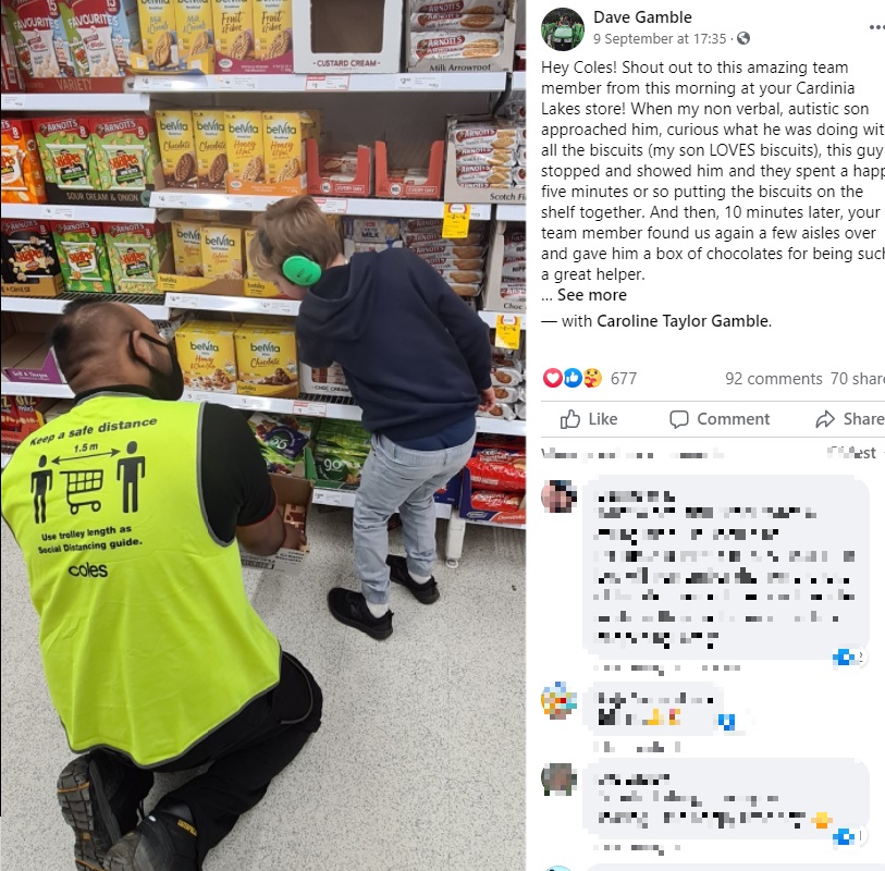 自閉症を患う8歳男児と交流する男性スタッフ（画像は『Dave Gamble　2021年9月9日付Facebook「Hey Coles!」』のスクリーンショット）