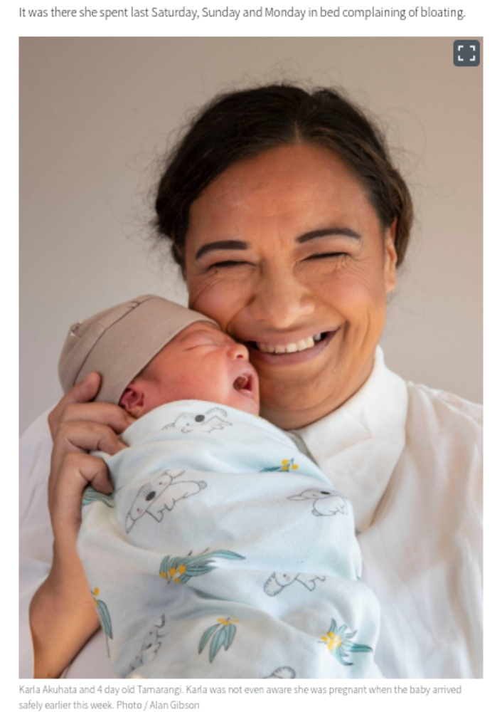 カーラさんとタマランギ君（画像は『NZ Herald　2021年9月12日付「Cryptic pregnancy: Kiwi mum had no idea she was having a baby until she saw its head」（Photo / Alan Gibson）』のスクリーンショット）