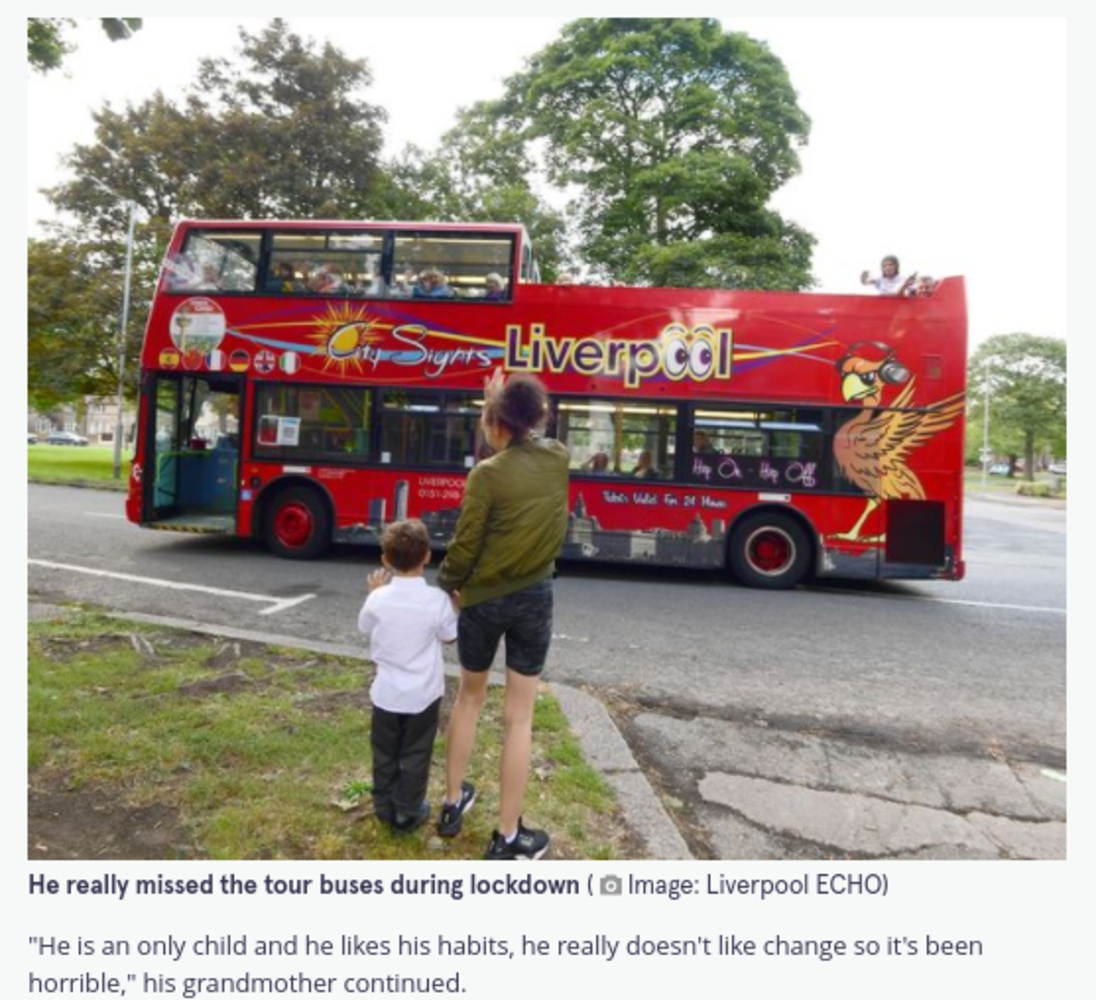 観光バスに手を振るカイ君（画像は『The Mirror　2021年9月13日付「Boy, 4, becomes huge hit with Liverpool tourists thank to his daily routine」（Image: Liverpool ECHO）』のスクリーンショット）