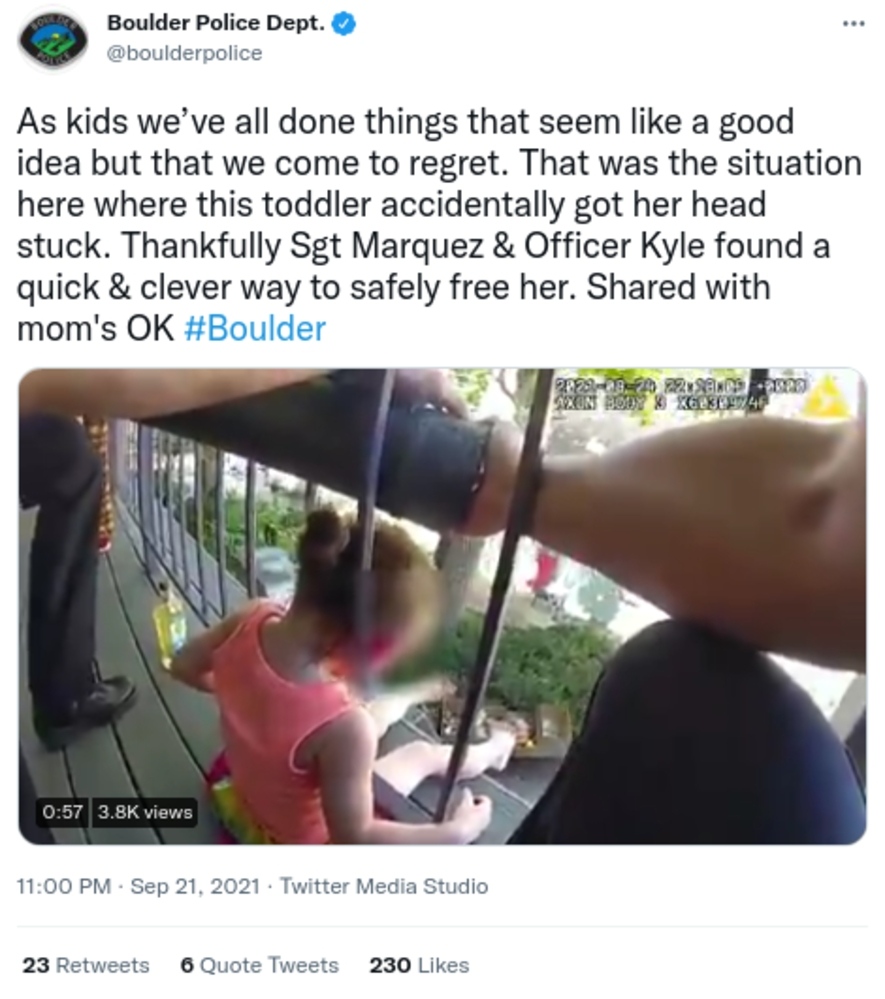 手すり下の柵に頭がハマってしまった女児（画像は『Boulder Police Dept.　2021年9月21日付Twitter「As kids we’ve all done things that seem like a good idea but that we come to regret.」』のスクリーンショット）