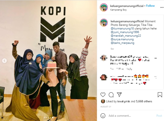 誕生日を祝うきょうだい（画像は『KELUARGA MANURUNG OFFICIAL　2021年8月21日付Instagram「Moment Photo Bareng Keluarga」』のスクリーンショット）