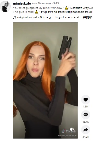 ブラック・ウィドウのコスプレ動画で大人気に（画像は『Kate Shumskaya　2021年3月23日付TikTok「You’re at gunpoint By Black Window」』のスクリーンショット）