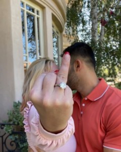 ダイヤモンドの婚約指輪を見せてキスを交わす2人（画像は『Sam Asghari　2021年9月12日付Instagram「＠britneyspears」』のスクリーンショット）