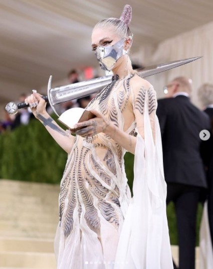 今年の「METガラ」レッドカーペットには1人で登場したグライムス（画像は『grimes　2021年9月17日付Instagram「Last Met photo dump」』のスクリーンショット）