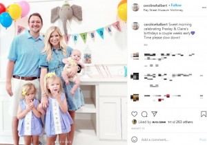 3人の子供たちと一緒のキャロラインさんとマイケルさん（画像は『Caroline Halbert　2021年8月15日付Instagram「Sweet morning celebrating Presley」』のスクリーンショット）