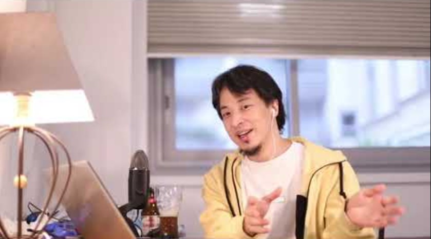 YouTube配信で話すひろゆき氏（画像は『ひろゆき, hiroyuki　2021年8月30日公開 YouTube「【ひろゆき】無能な管理職は怒る。Tempelierを呑みながら。2021/08/30 L02」』のサムネイル）