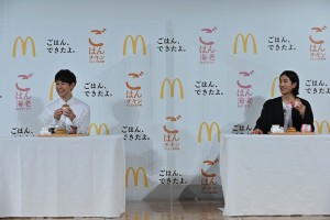 ごはんバーガーを美味しそうに食べる妻夫木聡と志尊淳