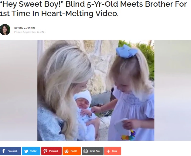 弟と初めて対面する5歳のプレスリーちゃん（画像は『InspireMore.com　2021年9月14日付「“Hey Sweet Boy!” Blind 5-Yr-Old Meets Brother For 1st Time In Heart-Melting Video.」』のスクリーンショット）