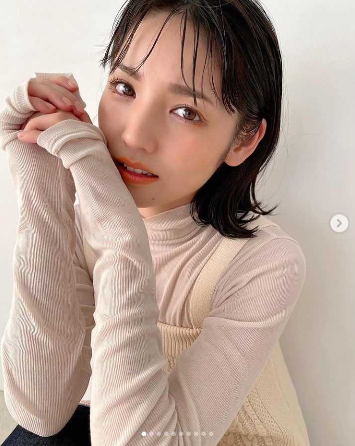 道重さゆみ「Chacott」のオフショット（画像は『道重さゆみ　2021年9月5日付Instagram「わー！　さっきの投稿、10枚目真っ黒やん！」』のスクリーンショット）