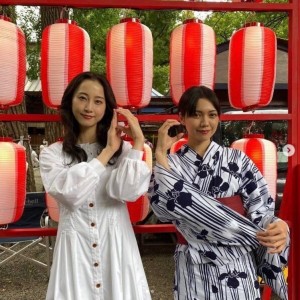 菊乃役の松井玲奈と二階堂ふみ（画像は『TBS「プロミス・シンデレラ」【公式】　2021年8月28日付Instagram「8話に向けてオフショット投稿も加速」』のスクリーンショット）