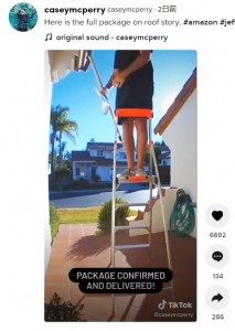 翌朝には脚立に上がって荷物を回収（画像は『caseymcperry　2021年9月26日付TikTok「Here is the full package on roof story」』のスクリーンショット）