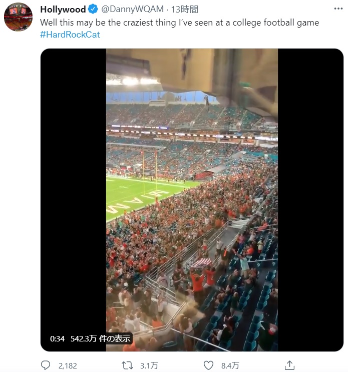 真下では国旗を広げて人々が待機（画像は『Hollywood　2021年9月12日付Twitter「Well this may be the craziest thing I’ve seen at a college football game」』のスクリーンショット）