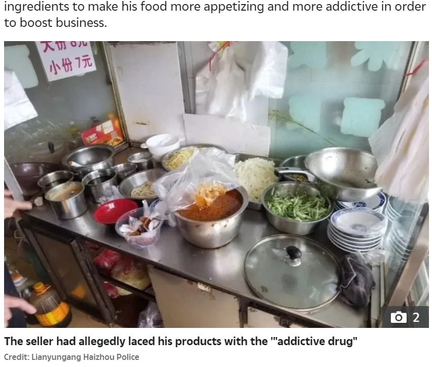 店では中毒性のある物質をあえて混入（画像は『The Sun　2021年9月11日付「FOOD ADDICTS Street food seller arrested for ‘adding OPIUM to his dishes’ to get ‘addicted’ customers coming back for more」（Credit: Lianyungang Haizhou Police）』のスクリーンショット）