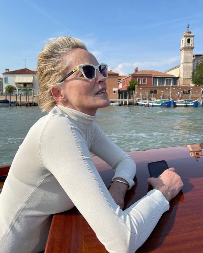 他界した甥のその後を明かしたシャロン・ストーン（画像は『Sharon Stone　2021年8月23日付Instagram「Venice.」』のスクリーンショット）