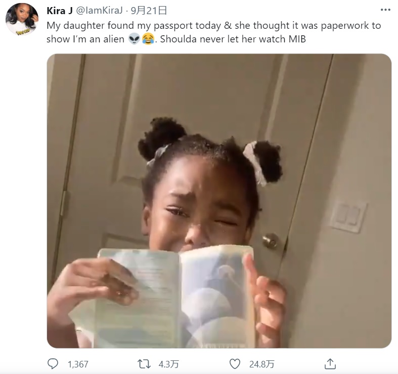 母親のことをエイリアンと勘違いして泣き始めた女の子（画像は『Kira J　2021年9月21日付Twitter「My daughter found my passport」』のスクリーンショット）