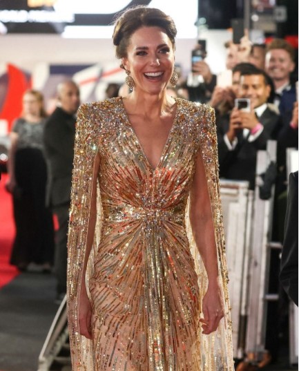 ゴールドのスパンコールが煌めくドレスで登場したキャサリン妃（画像は『Vogue　2021年9月28日付Instagram「Is that a Bond girl or Kate Middleton we see?」』のスクリーンショット）