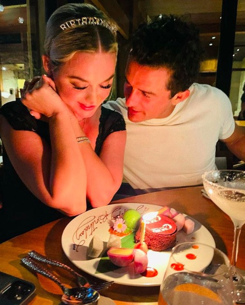 37歳の誕生日を迎えたケイティに寄り添うオーランド（画像は『Orlando Bloom　2021年10月25日付Instagram「We do life we do love and it’s fun.」』のスクリーンショット）