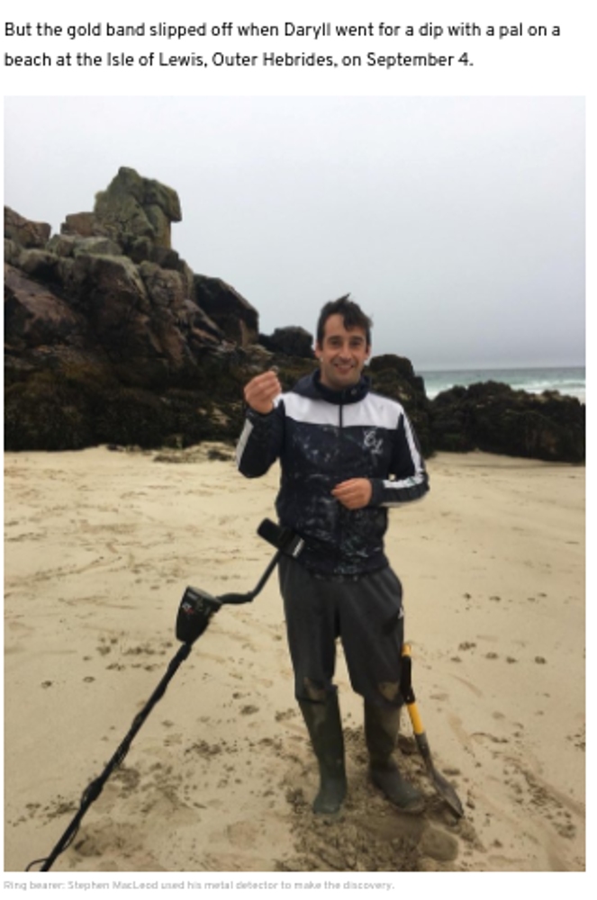 ビーチの砂の中から見つけた結婚指輪（画像は『Edinburgh News　2021年10月19日付「Edinburgh couple reunited with wedding ring lost on Hebridean beach」』のスクリーンショット） 