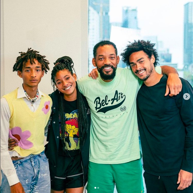 3人の子供達に囲まれたウィル・スミス（画像は『Will Smith　2021年6月20日付Instagram「Jaden never smiles in his pics. I made some changes.」』のスクリーンショット）