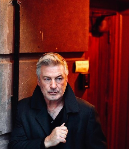 手渡された銃によって悲劇が起こったアレック・ボールドウィン（画像は『Alec Baldwin　2021年2月2日付Instagram「I think of everyone, closed in, buried by their thoughts, the future completely unknown.」』のスクリーンショット）