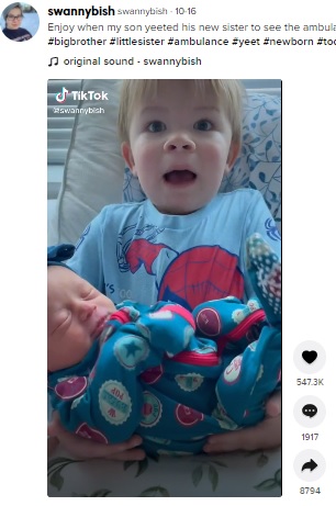 生後2日の妹を抱っこする3歳児（画像は『swannybish　2021年10月16日付TikTok「Enjoy when my son yeeted his new sister to see the ambulance」』のスクリーンショット ）