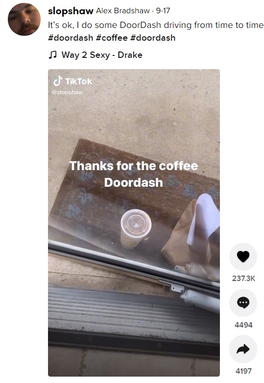 外開きのドアの目の前に置かれて外に出られず（画像は『Alex Bradshaw　2021年9月17日付TikTok「It’s ok, I do some DoorDash driving from time to time, I can criticize」』のスクリーンショット）