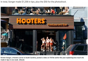 収入のほとんどをチップで稼ぐフーターズのスタッフ（画像は『Fox News　2021年10月24日付「Hooters server reveals how much she makes in tips in TikTok video」（iStock）』のスクリーンショット）